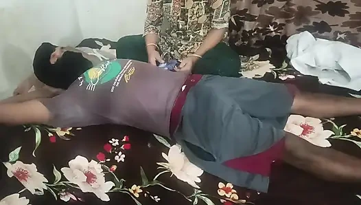 Dokter wanita memeriksa pasien di kamarnya