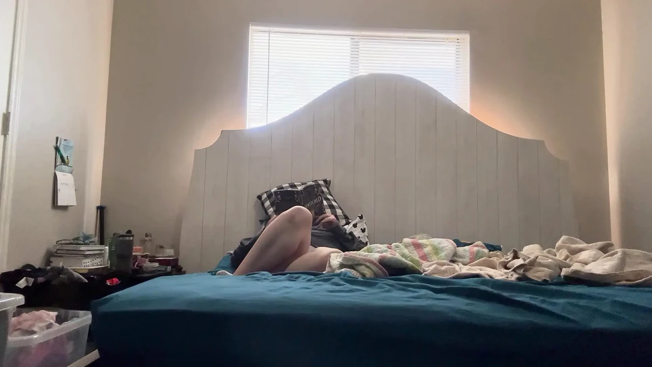 Fat girl reads books then plays with herself