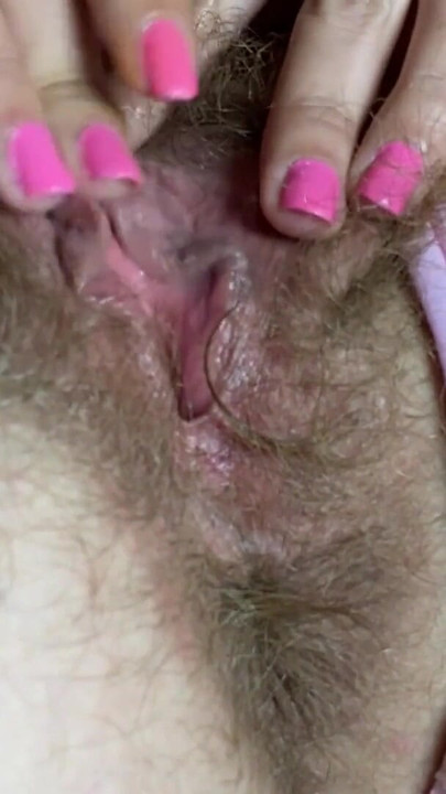 Detik penting dari "Rakaman dekat kelentit pepek berbulu menggesel dubur berbulu orgasme besar"