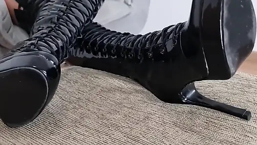 Stiefelsklavin verehrt kiffa in latexanzug