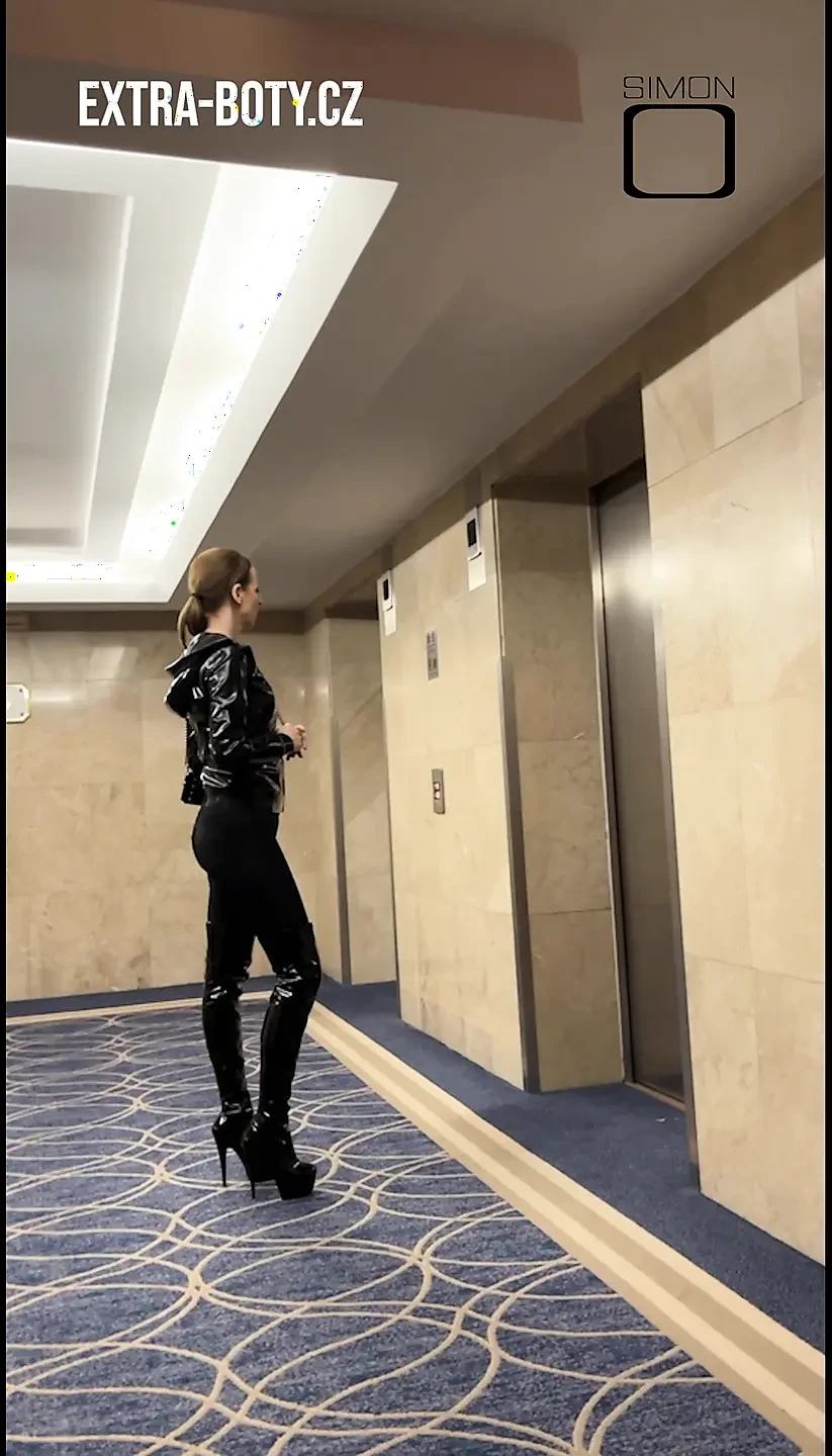 Lady Eve在酒店休息