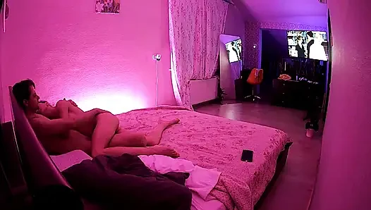 Kamila dan danildo berpelukan di ranjang