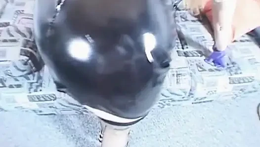 Lateksli Fransız orta yaşlı seksi kadın yüzünden sikiliyor