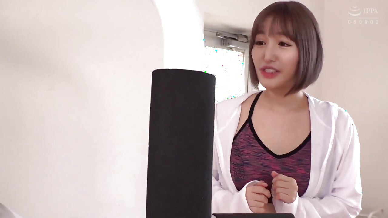Une salope entraîneuse de gym utilise sa technique exquise de léchage pour des garçons de gym. Partie 1