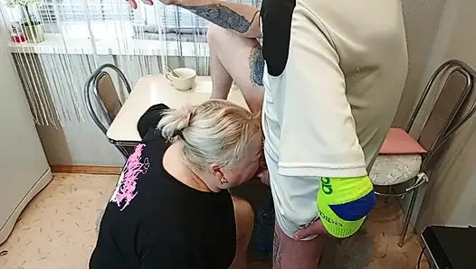 am nachmittag ficke ich meinen nachbarn in den mund in der küche und komme