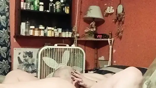 Boşalana kadar bana oral seks yapıyor ve devam ediyor