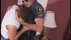 소년과 섹스하는 나이든 경찰