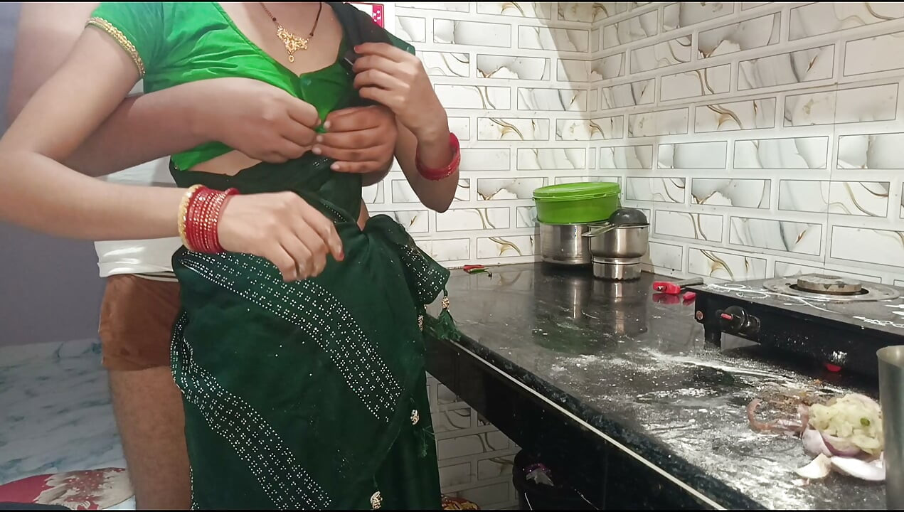 Indian gullu bhabhi ki kitchen me mast chudai hindi sex