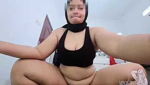 Heißes hijab-mädchen zeigt ihren dicken arsch und bekam spermadusche von Personal Trainer - Minokiiko