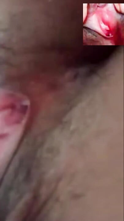 Chica asiática presume de su coño y sus tetas grandes