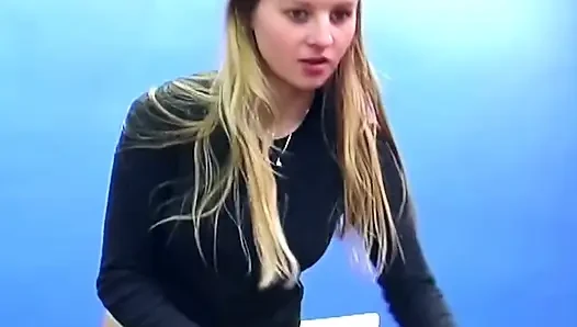 Blondine stößt glasdildo tief in nasse muschi