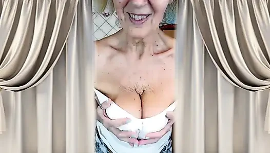 Горячая домохозяйка Лукерия раздевается на кухне, флиртует обнаженной, милфа показывает свои сиськи и задницу