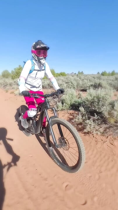 नग्न गांड mtb किर्गीज़ पर्वत को ट्रेल्स करती है
