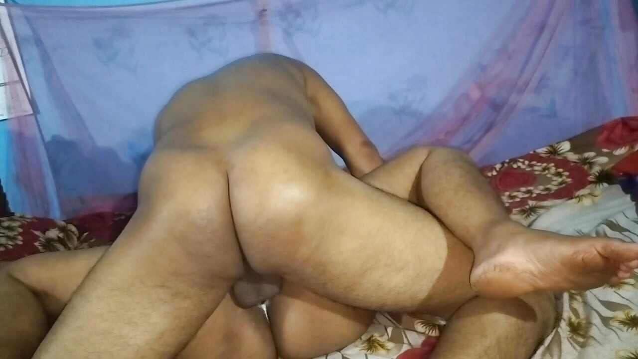 Village padosi bhabhi ke ghar par raat ko chudai in Indian bhabhi devar fucking