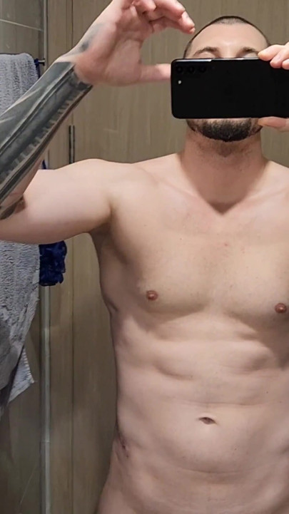A Guy Jerks off in Front of a Mirror