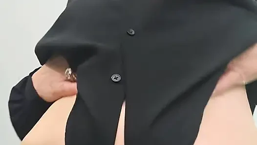 Aku lagi asik muasin memekku pakai dildo favoritku!