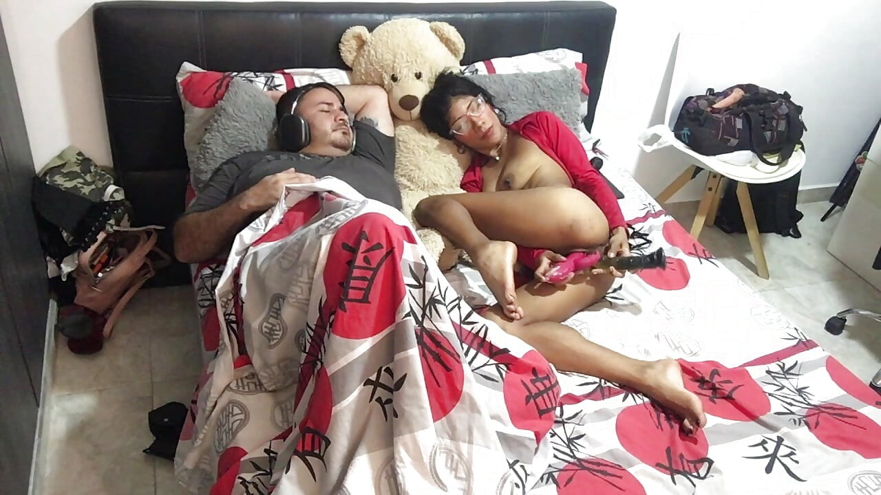 A férjem előtt maszturbálok, szexre buzdítva.