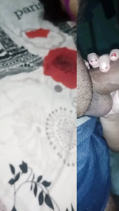 Me masturbo frente a la cámara y le chupo la polla al que me está grabando