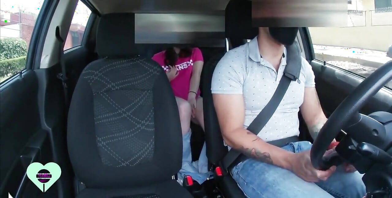 Vacker ung flicka onanerar inuti min uber och inser inte att jag spelar in henne