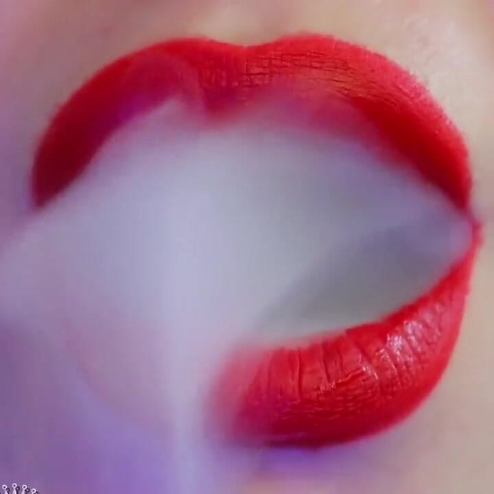 Pegue seu pau e junte-se a mim para um incrível sesh fumante. Você é obcecado por fumar e belos grandes lábios vermelhos! Lados diferentes
