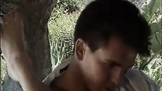 Jilat memek romantis di atas meja