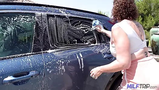 Milftrip, dicke titten, lockige reife MILf fickt jugendlichen schwanz