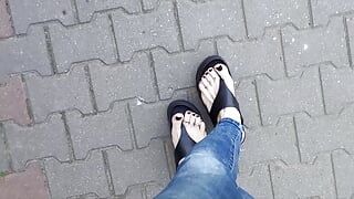 Je montre mes pieds pendant une promenade matinale dans le quartier