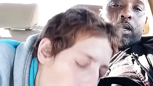 Edepsiz sokak fahişesi kahvaltıda dölümü içiyor. MİLF