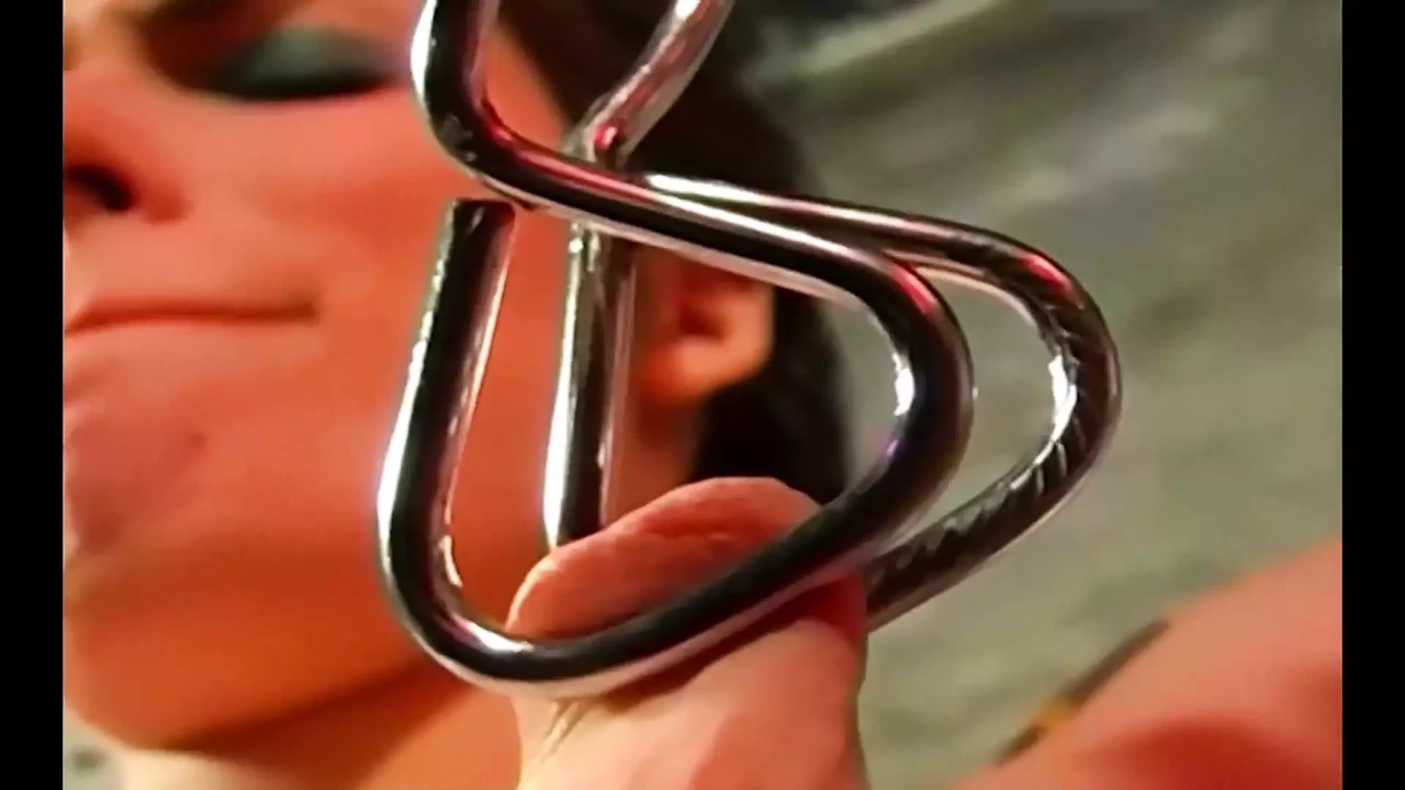 心理超级施虐狂大师赫克托惩罚他的奴隶女孩康尼的乳头。