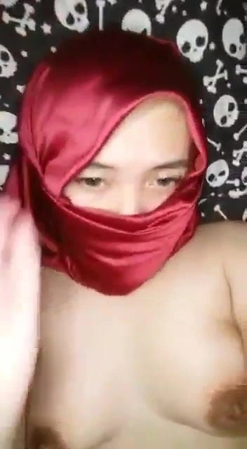 Hijab Girl Playing Her Pussy