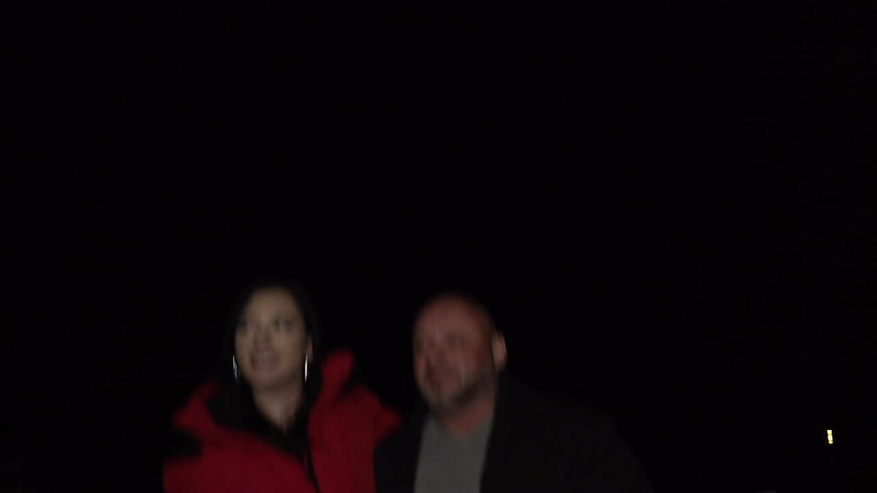 Bruna arrapata in calze sexy ingoia un carico caldo all'aperto