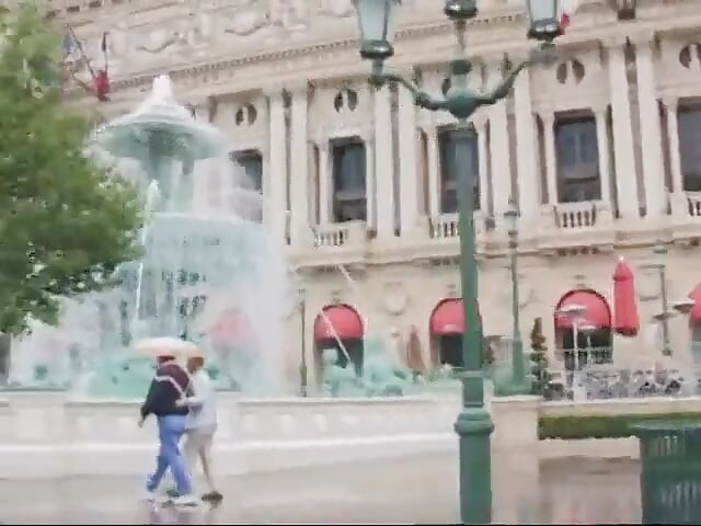 Sürtük sıkı amcığın içinde yaşlı yarağı sallıyor