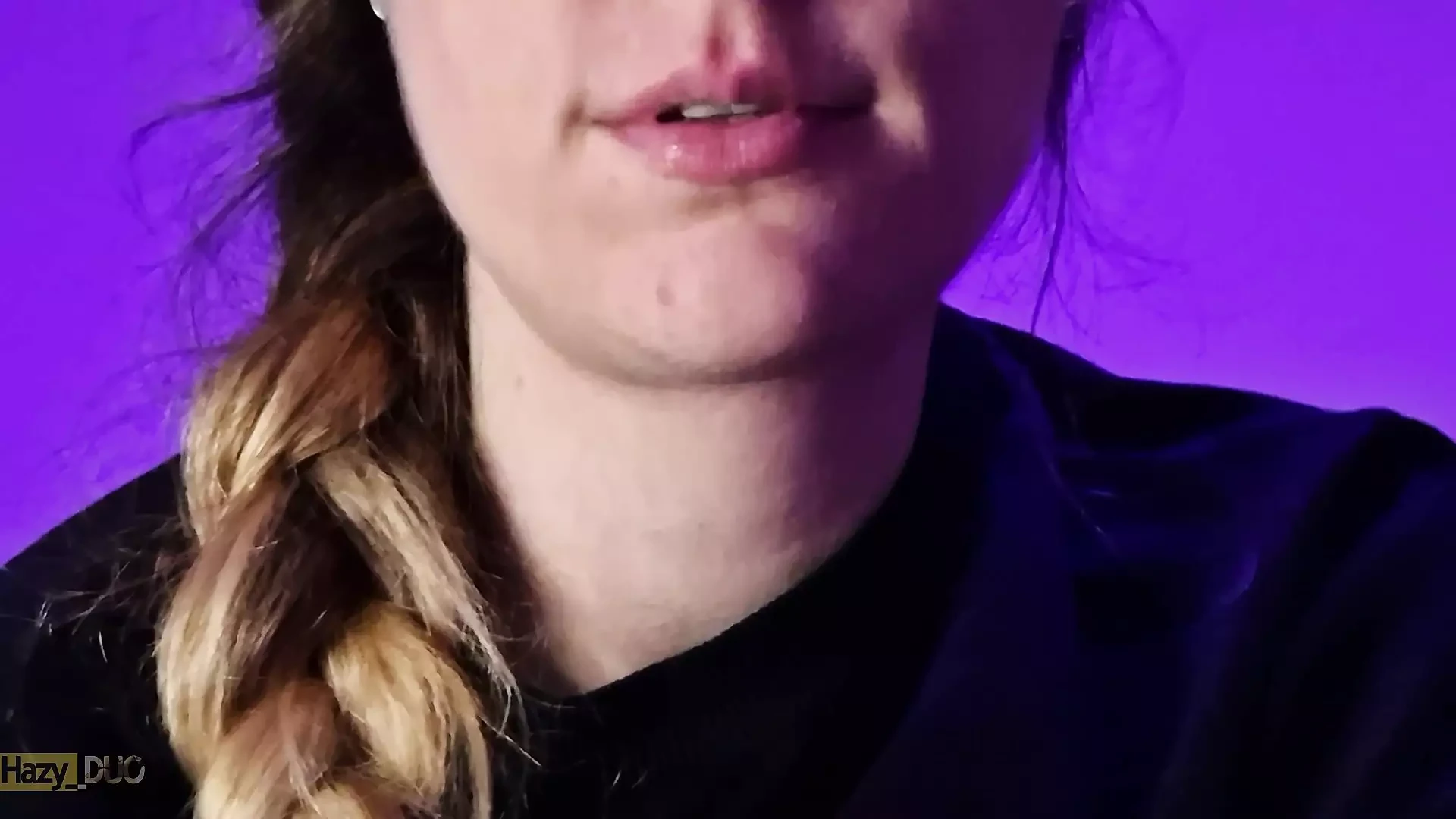 Studenta sexy știe cum să sufle cocoși mari și cum să se joace cu sperma ei