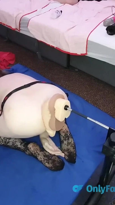 Momento inesquecível de "Enorme vibrador dá à milf inglesa vários orgasmos anais na máquina de foder"