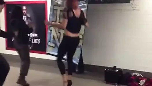 Nyc travesti metroda hayranlarıyla dans ediyor