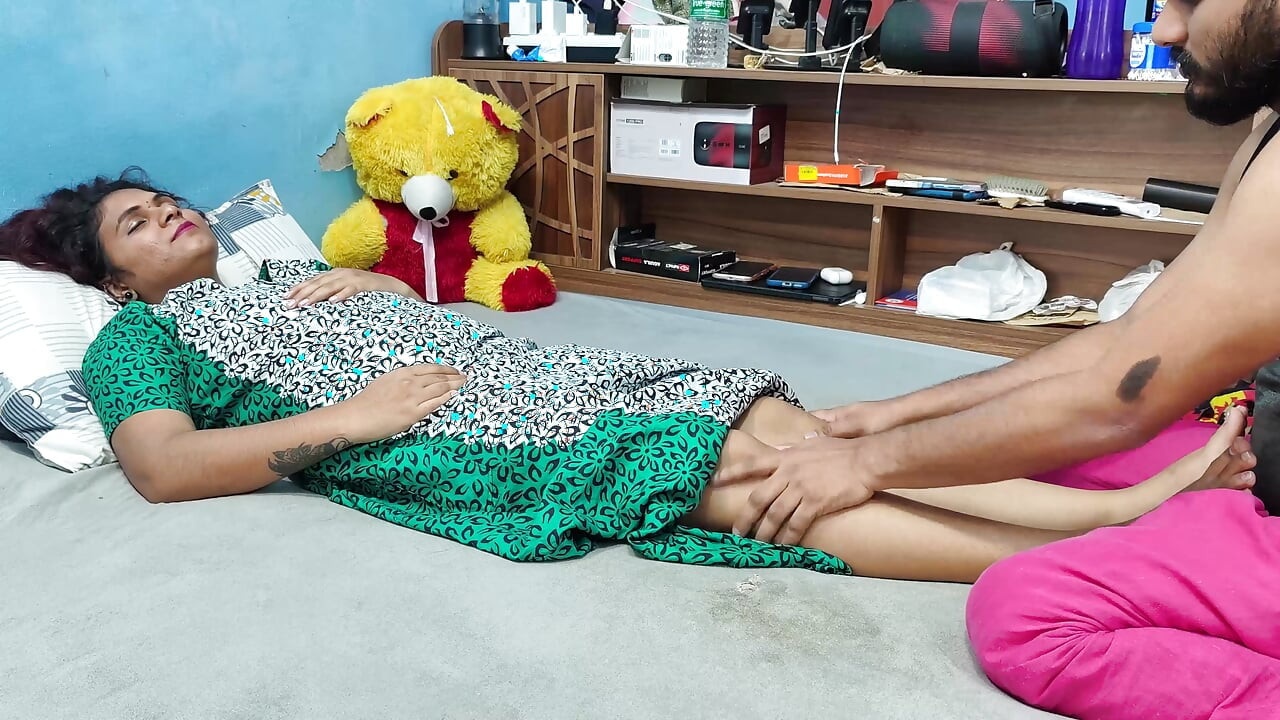 Malayali esposa hace masaje de pies por marido