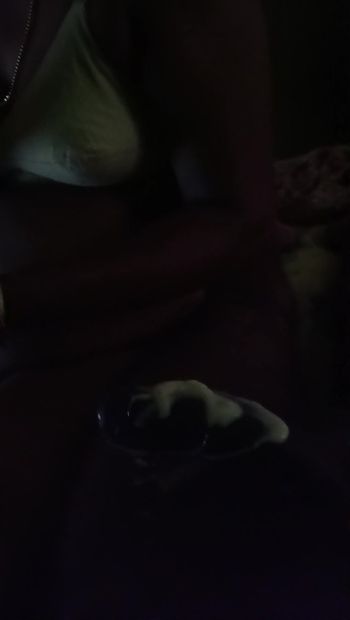 La zia mangia il mio kunna con il suo gelato preferito