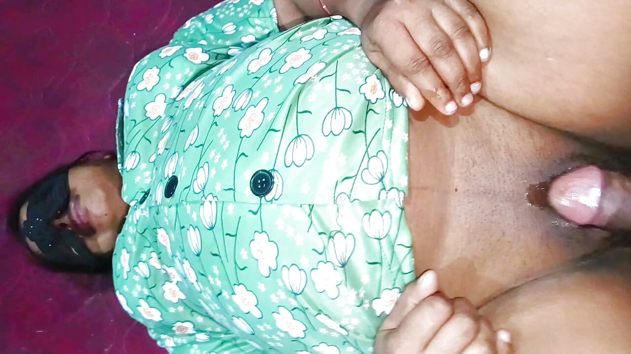 Il baise la chatte étroite de Neha Bhabhi excitée et met son gros pénis noir dans la bouche de bhabhi, fait hurler bhabhi et donne