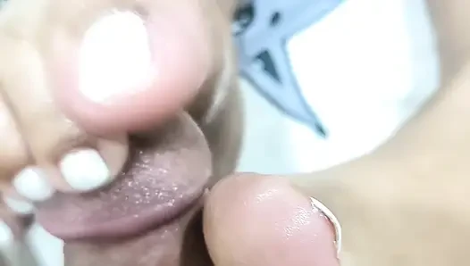 Симпатичные белые пальцы ног Acoletteyy доит досуха его яйца