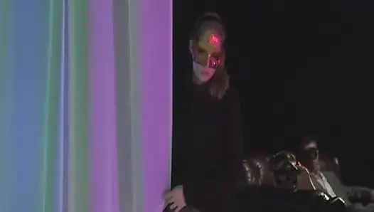 Harika memeli seksi sarışın sürtük yarak emiyor ve yeşillik içinde bir yarağa biniyor