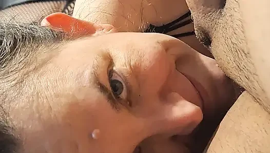 Arschlecken, eier werden gelutscht, sperma wird geleckt, und schließlich eine tiefe kehle.