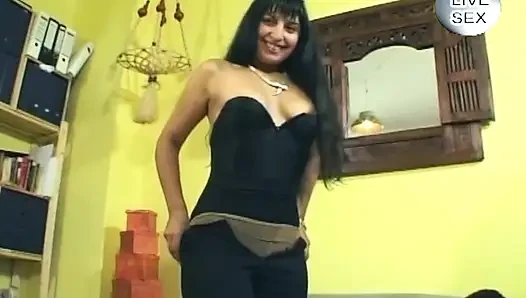 Memek becek cewek hot rambut cokelat ini lagi asik muasin memeknya pakai dildo sampai orgasme