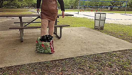 Starre weiter auf meinen großen, fetten weißen, saftigen arsch, dicke beine und schenkel, bis du anfängst zu stöhnen und zu kommen