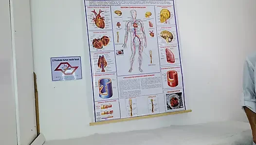 Dokter kandungan mengeluarkan penisnya selama ujian!