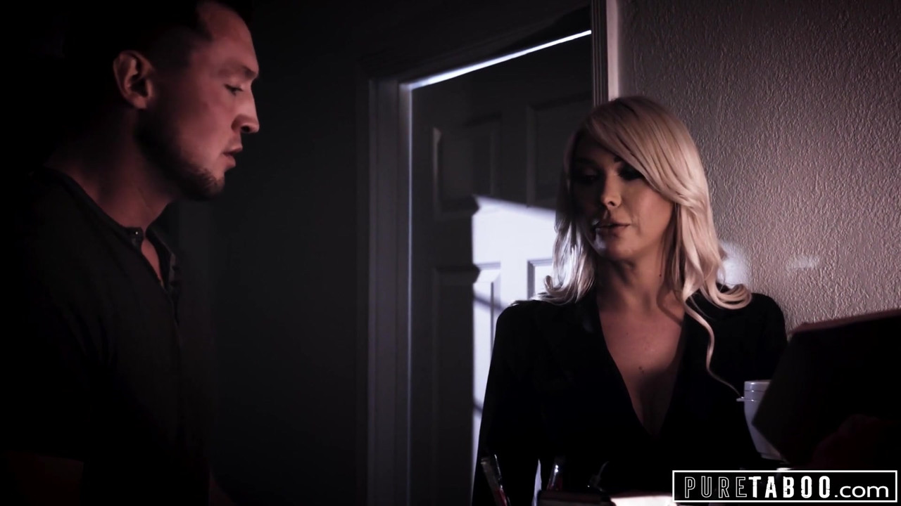 純粋なタブー、セクシートランスガールが悲しみの男をやる