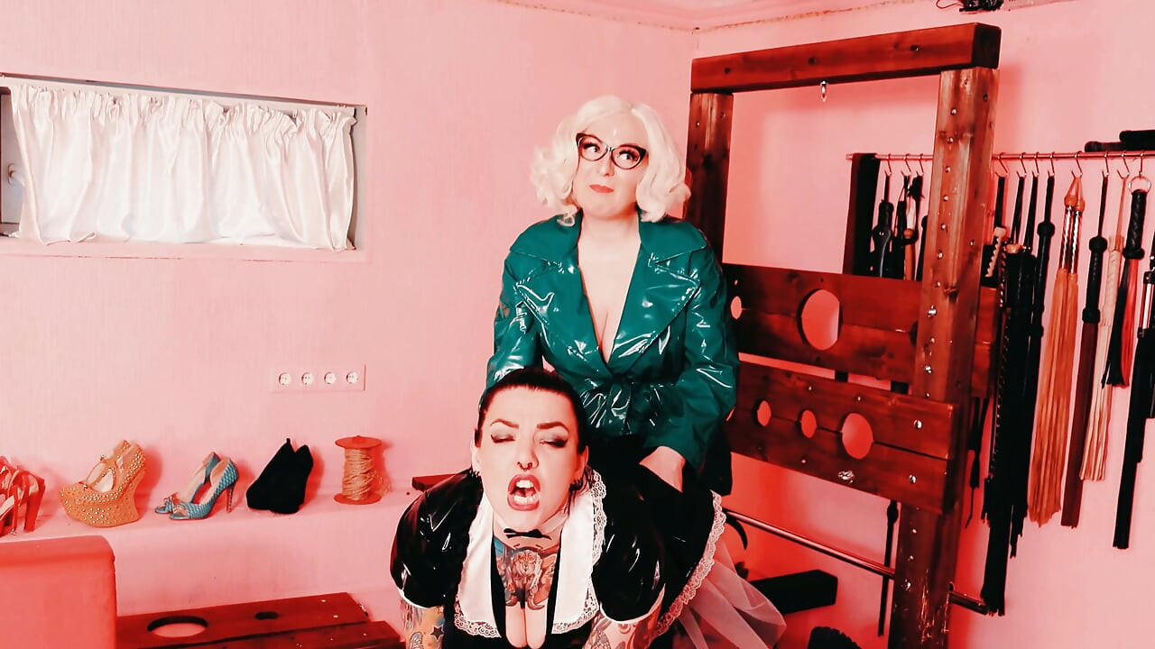 Kurviges lesbisches fetisch play - Blondine und brünette verehren, finger & ficken in voller fetisch-ausrüstung