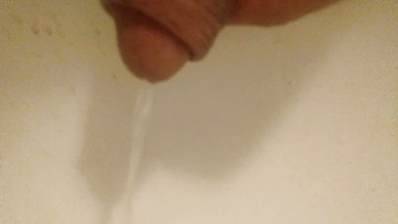Mijando na minha mão, em uma pia