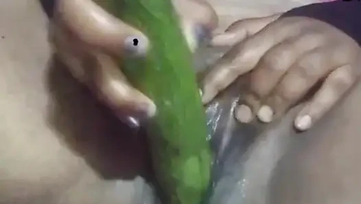 Hari ini, bhabhi India memuaskan keinginannya dengan memasukkan mentimun ke dalam memeknya.