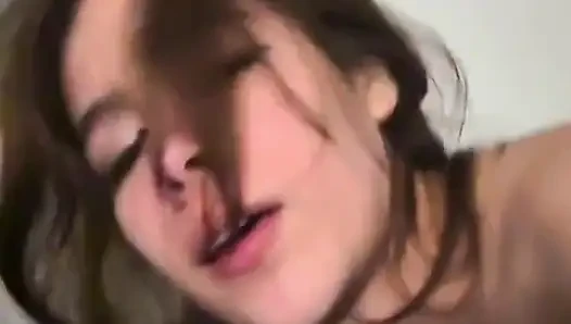 Zierliches geiles mädchen fickt wie verrückt und bekommt einen creampie