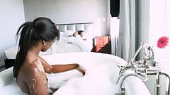 Горячая ванна черных лесбиянок !! настоящий горячий момент